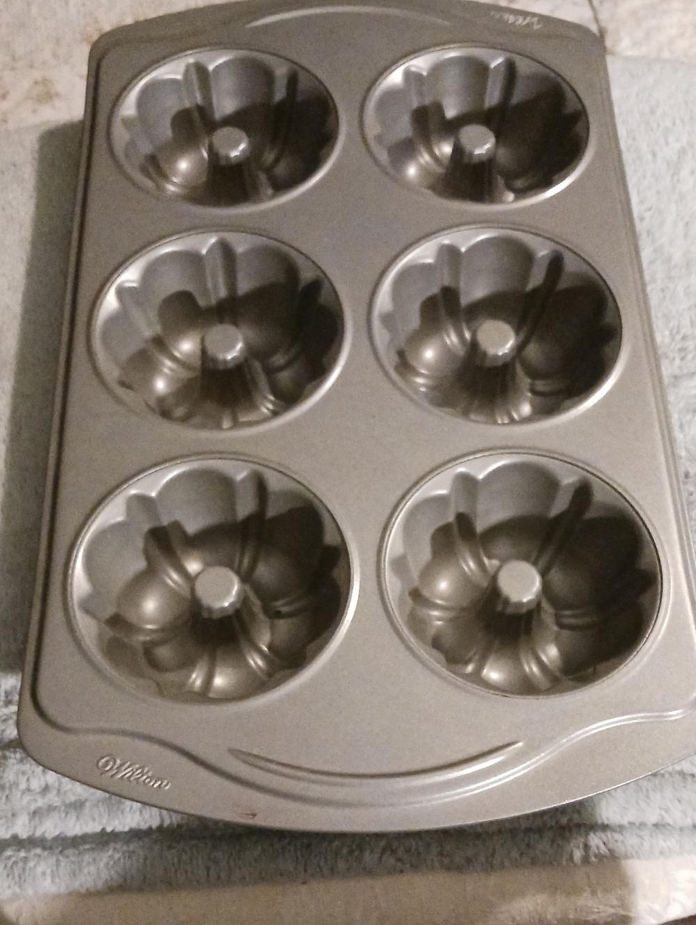 Wilton 6 Mini Bundt Cake Pan